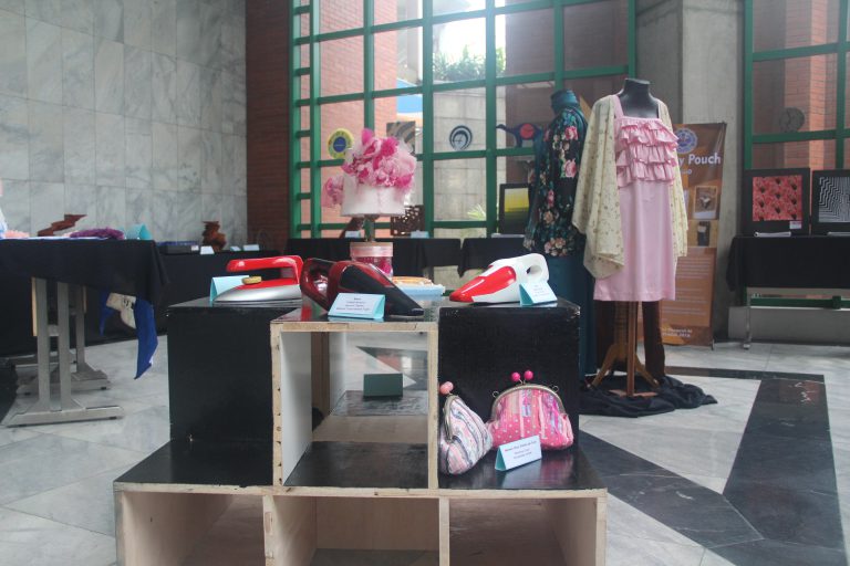 Hadapi Ujian Semester, Mahasiswa DesainUniversitas Trilogi Pamerkan Karya Kreatifnya