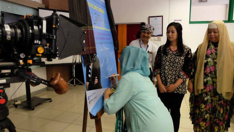 Keren! Mahasiwa Industri Kreatif Trilogi Belajar Langsung Bersama Livi Zheng