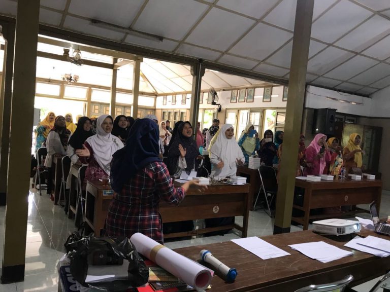 Peningkatan SDM Guru PAUD melalui Pelatihan Lanjutan 40 jam “Pembelajaran PAUD Pedesaan Berbasis Kearifan Lokal”                                di Desa Trirenggo Bantul