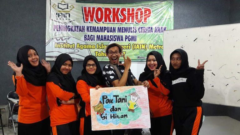 Workshop Peningkatan Kemampuan Menulis Cerita Anak bagi Mahasiswa IAIN Jurai Siwo Kota Metro Bersama Dosen PG-PAUD Universitas Trilogi Jakarta
