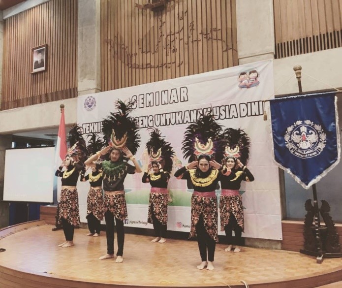Pentas Perdana Tari “Topeng Ireng”                                                                 oleh Unit Kegiatan Mahasiswa Kelompok Tari Prodi PG-PAUD