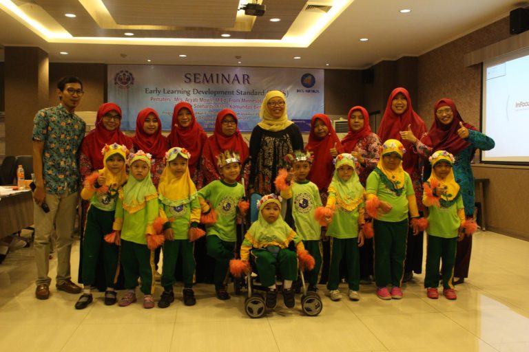 “Early Standard Development Learning (ESDL)”                                                    bersama Aryati Mowll dari Minnesota USA