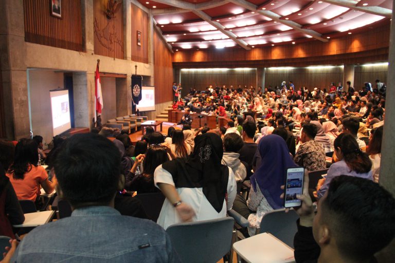 Mahasiswa Baru Belajar Creativepreneur Bersama YouTuber Trilogi