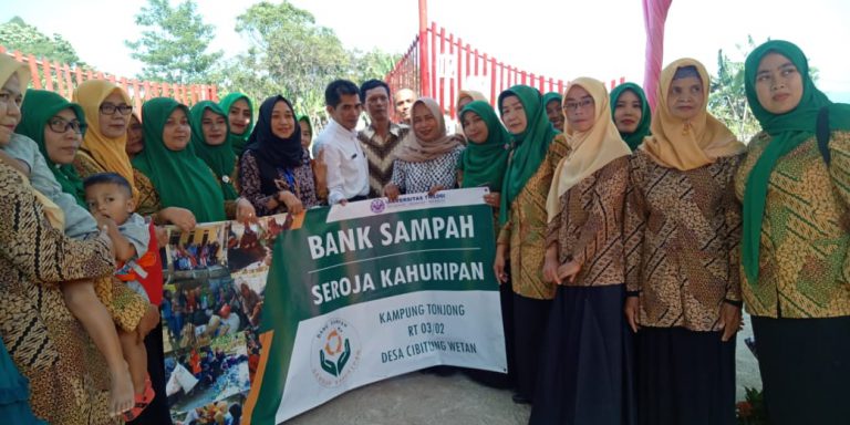 Universitas Trilogi Wujudkan Mimpi Bank Sampah Warga Desa Cibitung Wetan