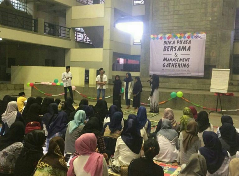 Alumni dan Mahasiswa Manajemen “Buka Bersama dan Management Gathering” dengan Panti Asuhan Al – Quraniyah. 2 Juni 2017