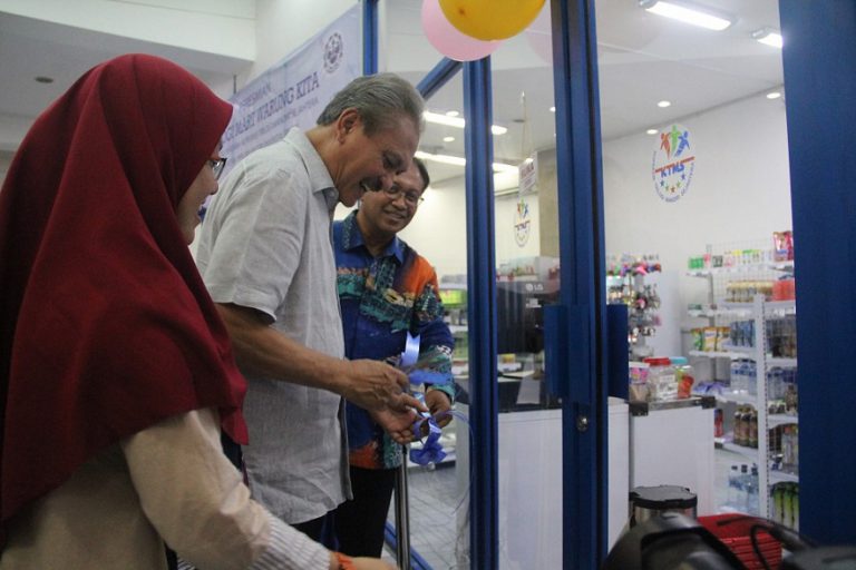 Peresmian Trilogi Mart Warung Kita, Usaha Ritel Perdana Koperasi Trilogi Mandiri Sejahtera oleh Ketua YPPIJ dan Rektor Trilogi