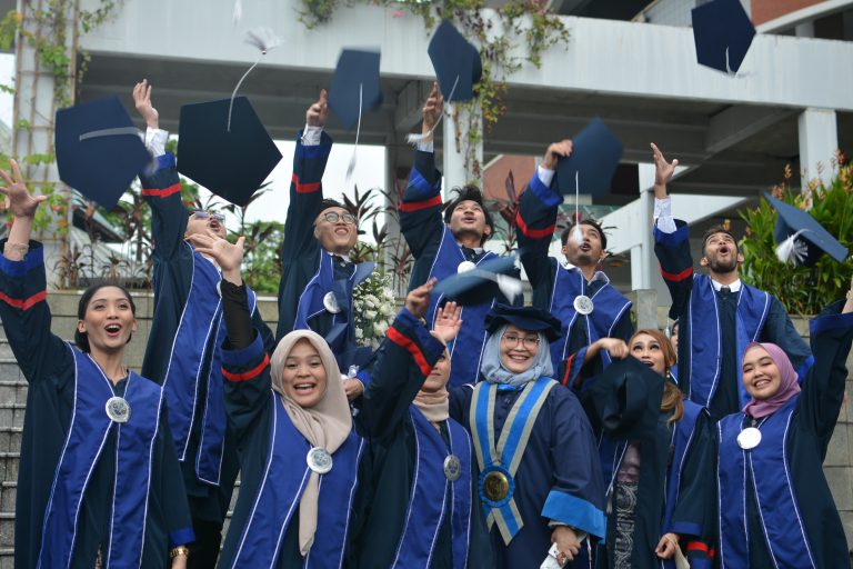 Universitas Trilogi Sukses Menyelenggarakan Wisuda Drive Thru