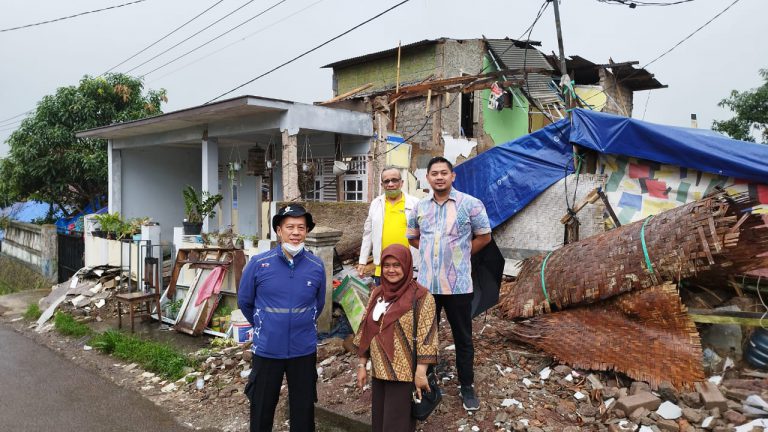 Ketua YPPIJ dan Wakil Rektor Kunjungan Korban Gempa Cianjur