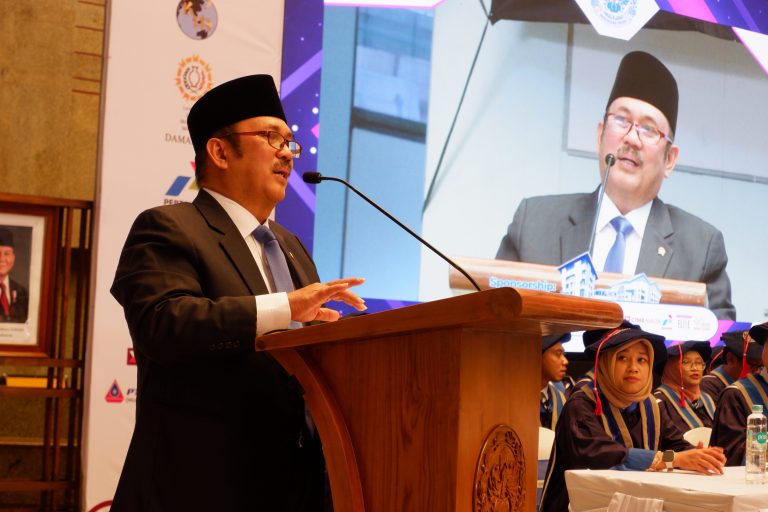 Menteri PPN Rachmat Pambudy Berikan Orasi Ilmiah di Wisuda Universitas Trilogi, Ingin Wujudkan Generasi Teknososiopreneur, Mandiri, dan Unggul