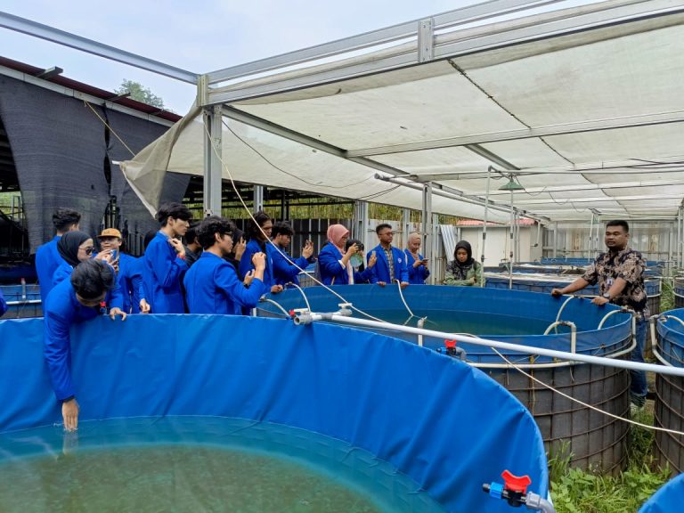 Kunjungan Lapang Pembelajaran Budidaya Ikan pada Mata Kuliah Budidaya Pertanian Mahasiswa Agribisnis Universitas Trilogi